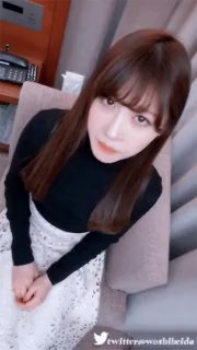大学名校美女在家把衣服一件件脱掉后和男友打炮自拍